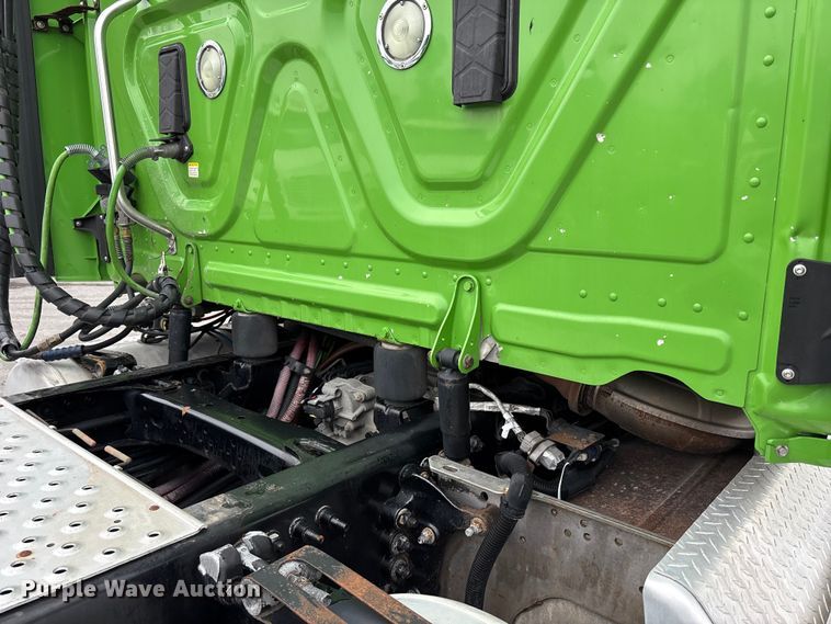 image for item FH7143 2017 Freightliner Cascadia semi truck