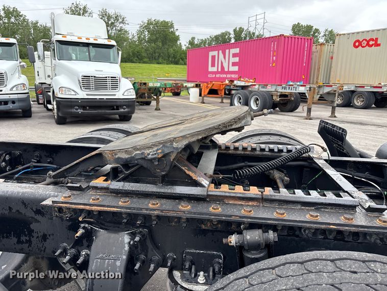 image for item FH7143 2017 Freightliner Cascadia semi truck