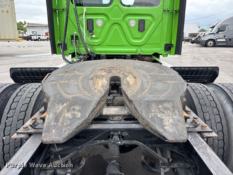 image for item FH7143 2017 Freightliner Cascadia semi truck