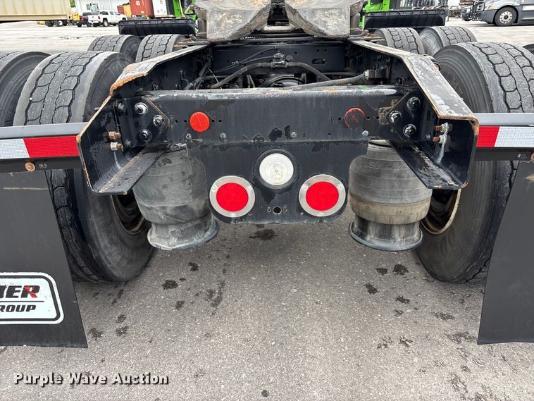 image for item FH7143 2017 Freightliner Cascadia semi truck