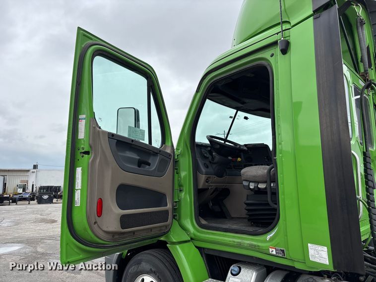 image for item FH7143 2017 Freightliner Cascadia semi truck