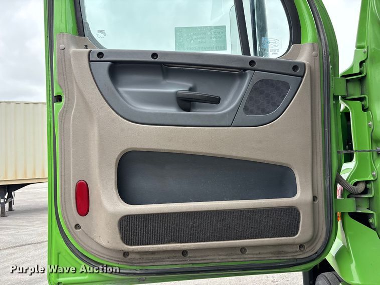 image for item FH7143 2017 Freightliner Cascadia semi truck