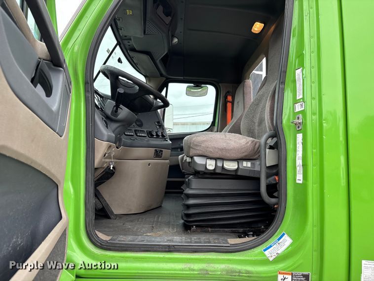 image for item FH7143 2017 Freightliner Cascadia semi truck