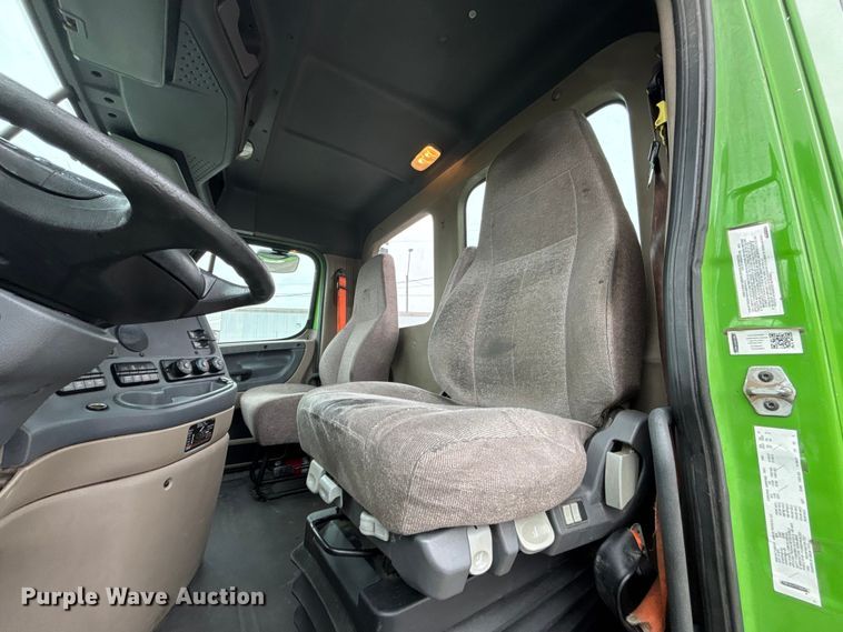 image for item FH7143 2017 Freightliner Cascadia semi truck