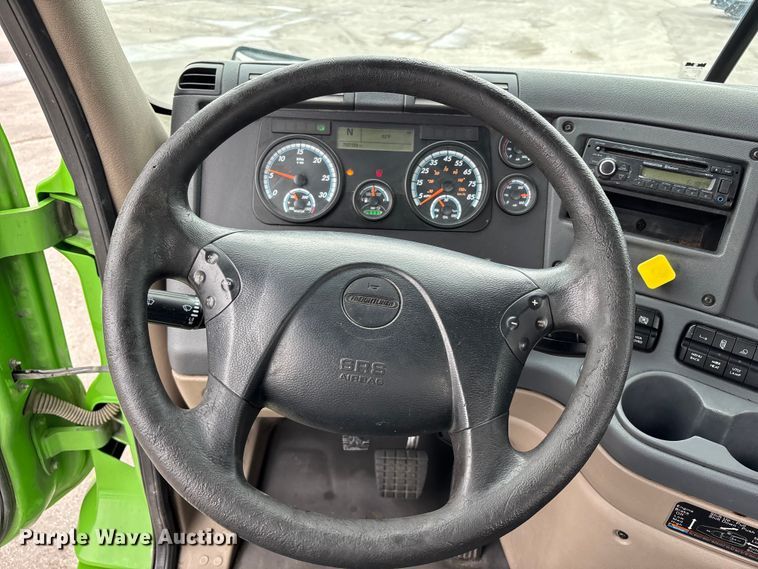 image for item FH7143 2017 Freightliner Cascadia semi truck