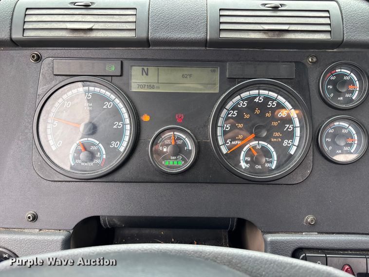 image for item FH7143 2017 Freightliner Cascadia semi truck