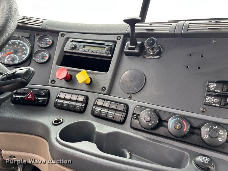 image for item FH7143 2017 Freightliner Cascadia semi truck