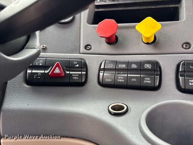 image for item FH7143 2017 Freightliner Cascadia semi truck