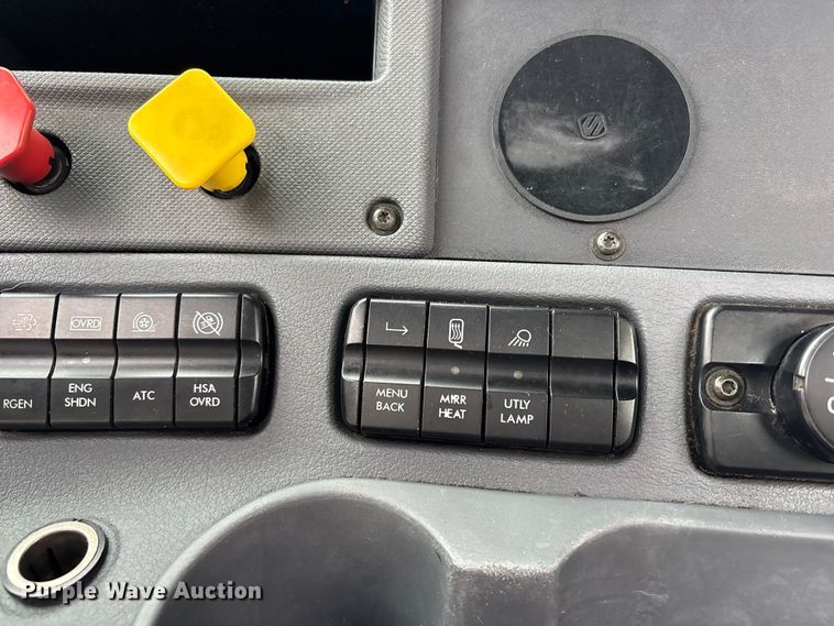 image for item FH7143 2017 Freightliner Cascadia semi truck