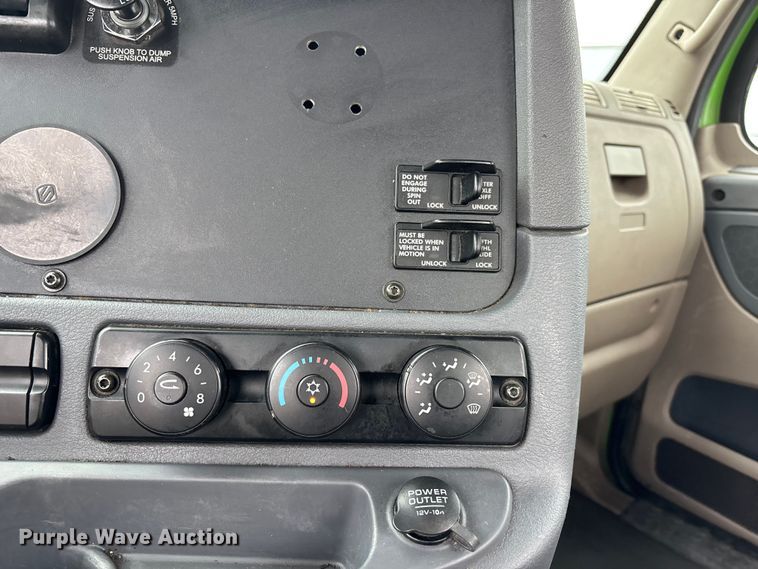 image for item FH7143 2017 Freightliner Cascadia semi truck