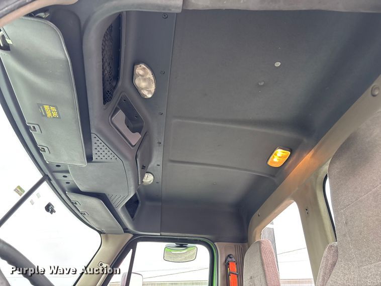 image for item FH7143 2017 Freightliner Cascadia semi truck