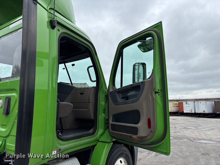 image for item FH7143 2017 Freightliner Cascadia semi truck