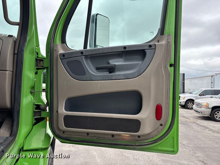 image for item FH7143 2017 Freightliner Cascadia semi truck