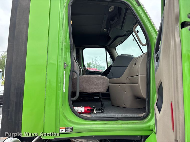 image for item FH7143 2017 Freightliner Cascadia semi truck