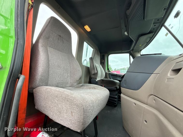 image for item FH7143 2017 Freightliner Cascadia semi truck