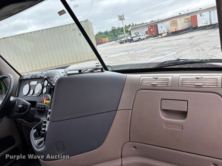 image for item FH7143 2017 Freightliner Cascadia semi truck