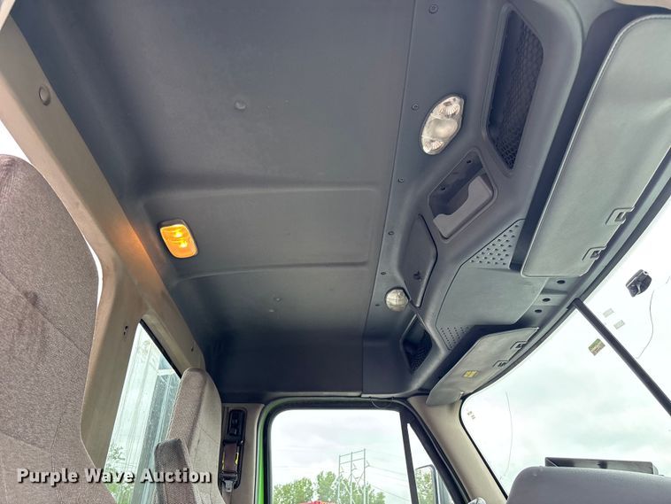 image for item FH7143 2017 Freightliner Cascadia semi truck
