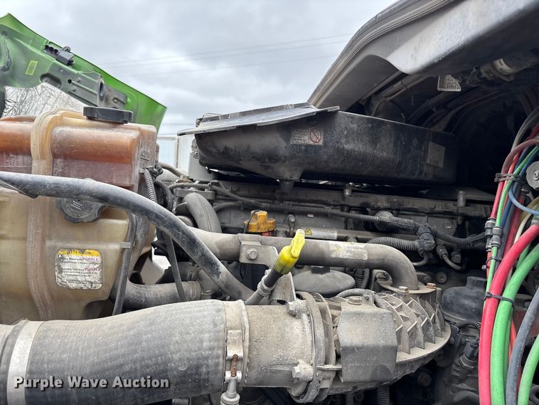 image for item FH7143 2017 Freightliner Cascadia semi truck