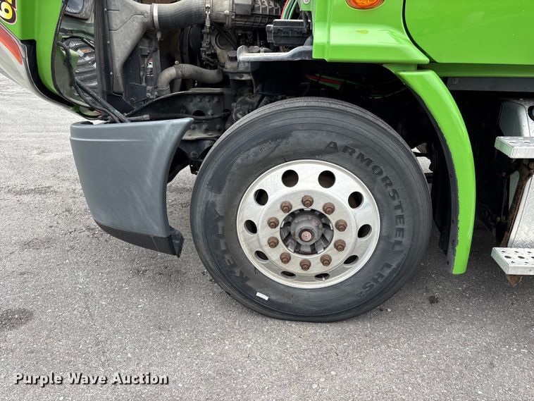 image for item FH7143 2017 Freightliner Cascadia semi truck