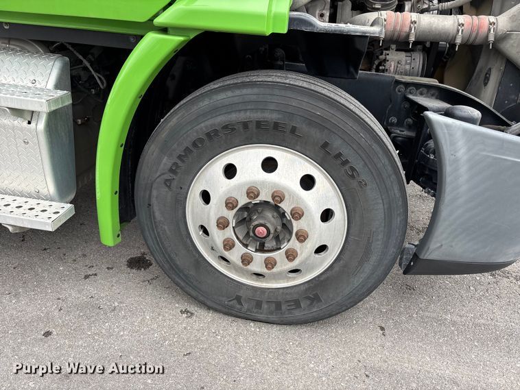 image for item FH7143 2017 Freightliner Cascadia semi truck