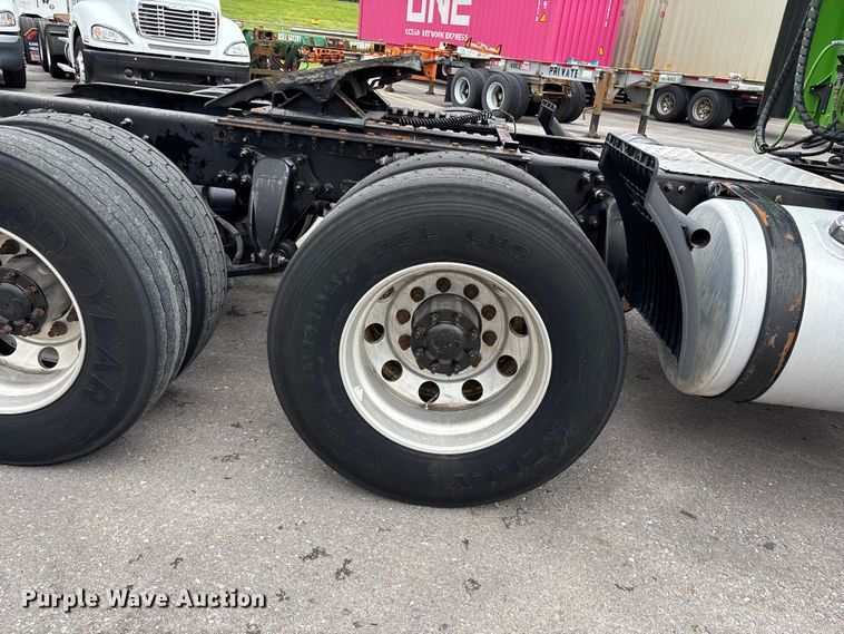 image for item FH7143 2017 Freightliner Cascadia semi truck
