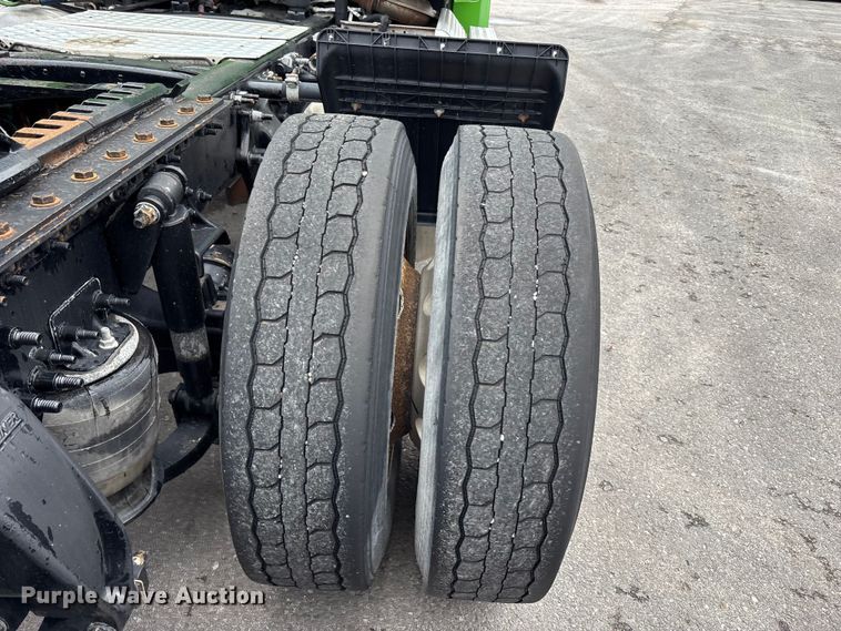 image for item FH7143 2017 Freightliner Cascadia semi truck