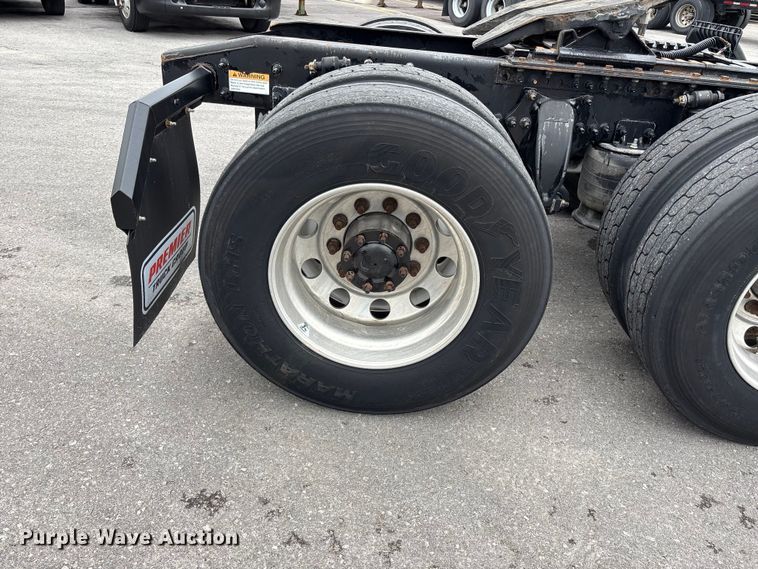 image for item FH7143 2017 Freightliner Cascadia semi truck