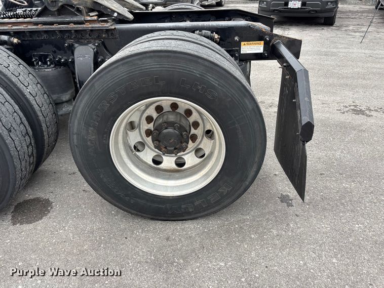 image for item FH7143 2017 Freightliner Cascadia semi truck