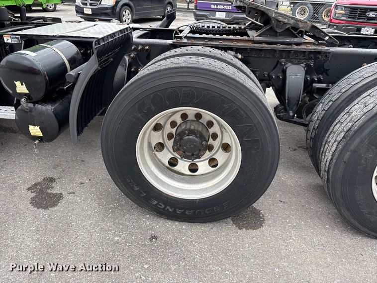 image for item FH7143 2017 Freightliner Cascadia semi truck