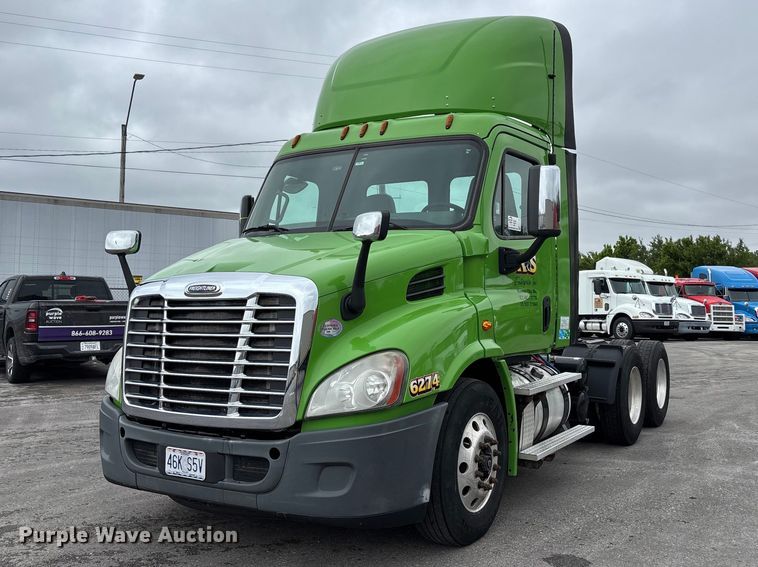 image for item FH7144 2017 Freightliner Cascadia semi truck