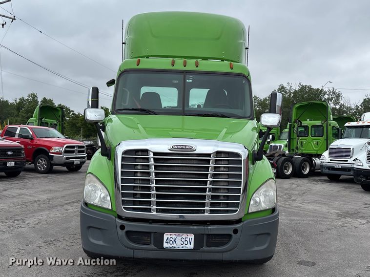 image for item FH7144 2017 Freightliner Cascadia semi truck