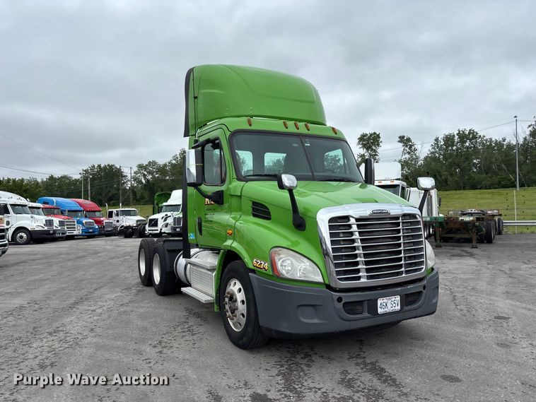 image for item FH7144 2017 Freightliner Cascadia semi truck