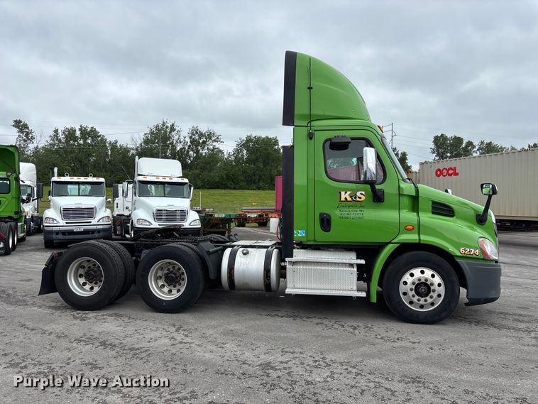 image for item FH7144 2017 Freightliner Cascadia semi truck