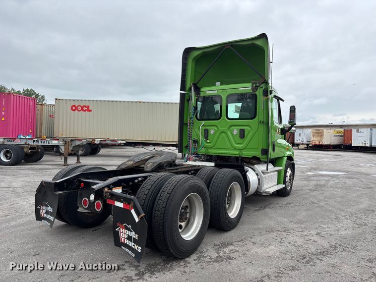 image for item FH7144 2017 Freightliner Cascadia semi truck