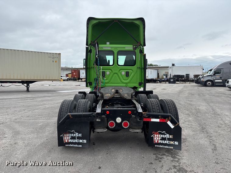 image for item FH7144 2017 Freightliner Cascadia semi truck