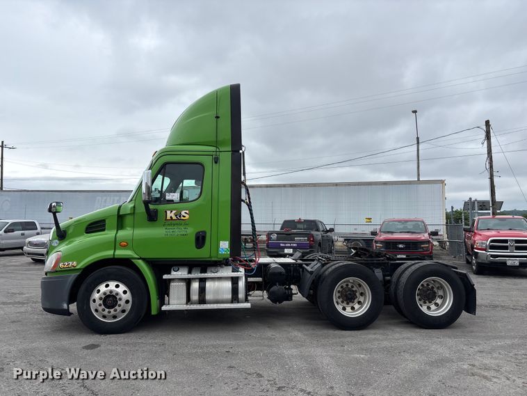 image for item FH7144 2017 Freightliner Cascadia semi truck