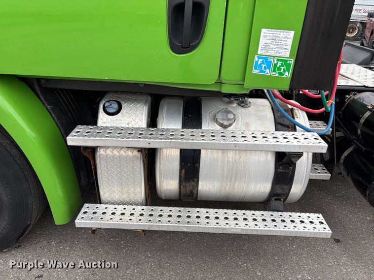 image for item FH7144 2017 Freightliner Cascadia semi truck