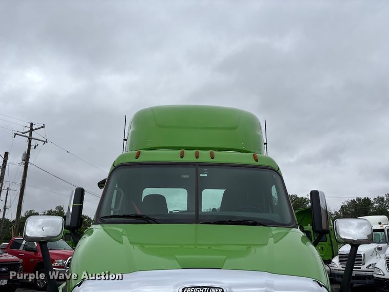 image for item FH7144 2017 Freightliner Cascadia semi truck