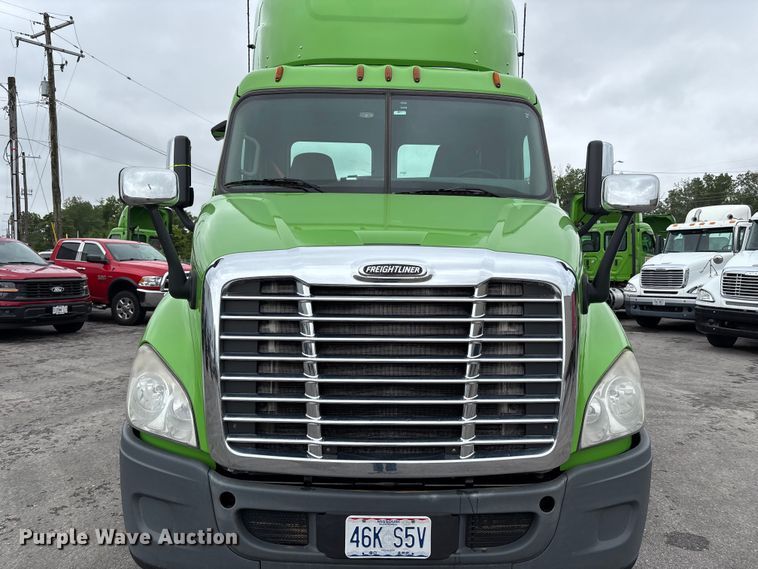 image for item FH7144 2017 Freightliner Cascadia semi truck