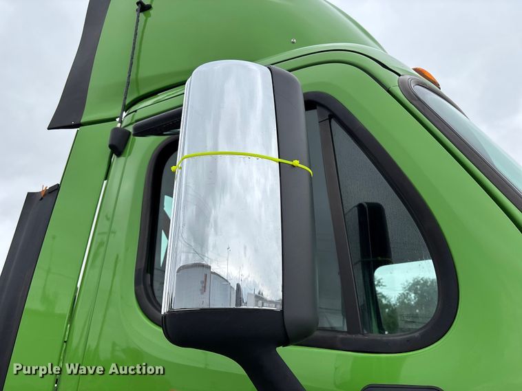 image for item FH7144 2017 Freightliner Cascadia semi truck
