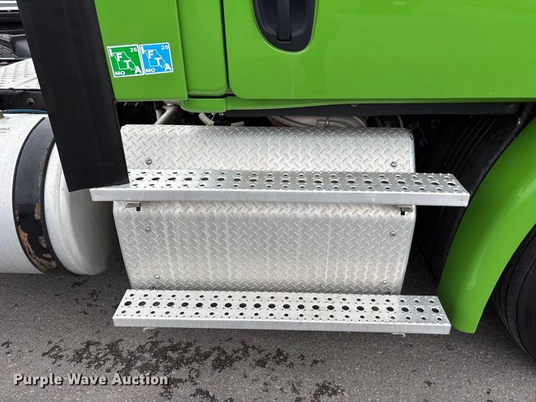 image for item FH7144 2017 Freightliner Cascadia semi truck