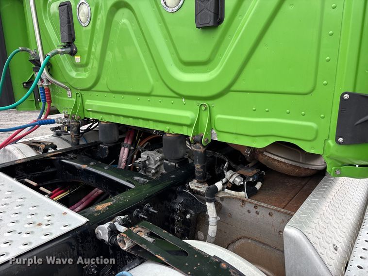 image for item FH7144 2017 Freightliner Cascadia semi truck