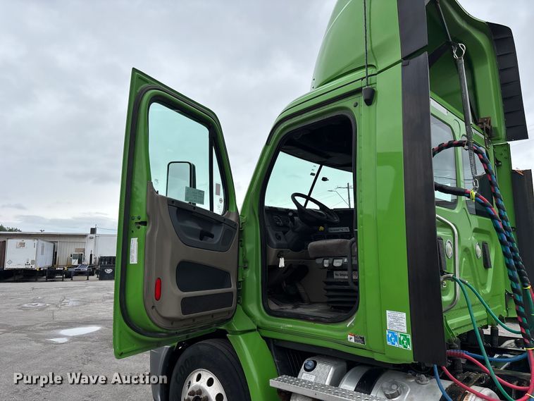 image for item FH7144 2017 Freightliner Cascadia semi truck