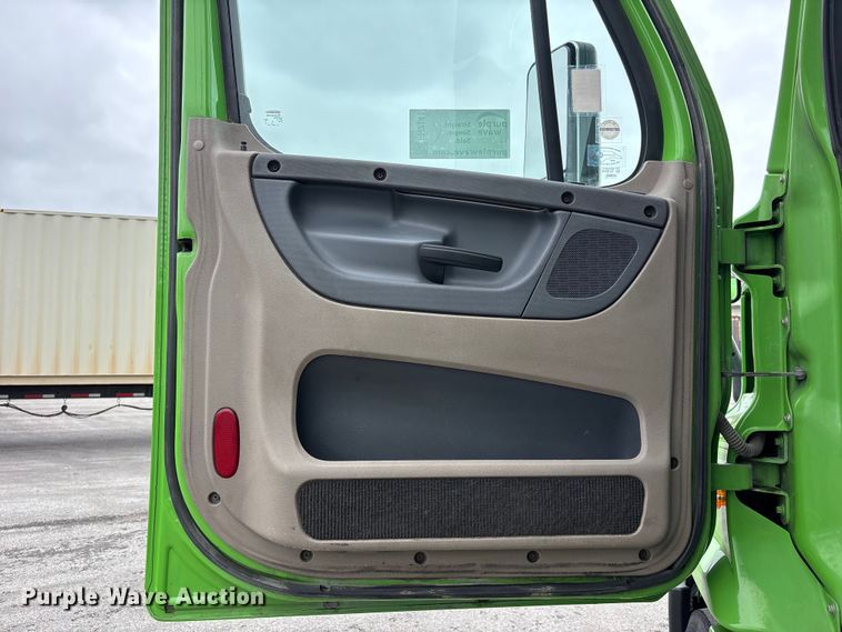 image for item FH7144 2017 Freightliner Cascadia semi truck