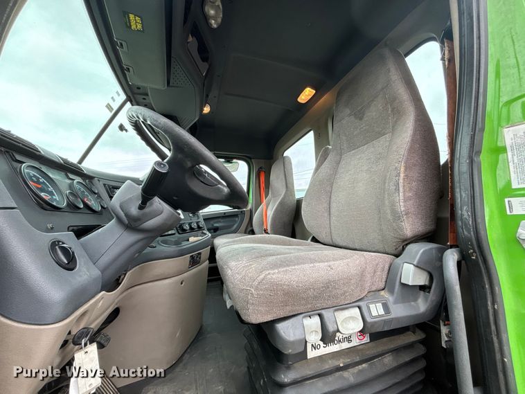 image for item FH7144 2017 Freightliner Cascadia semi truck