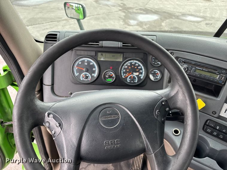 image for item FH7144 2017 Freightliner Cascadia semi truck