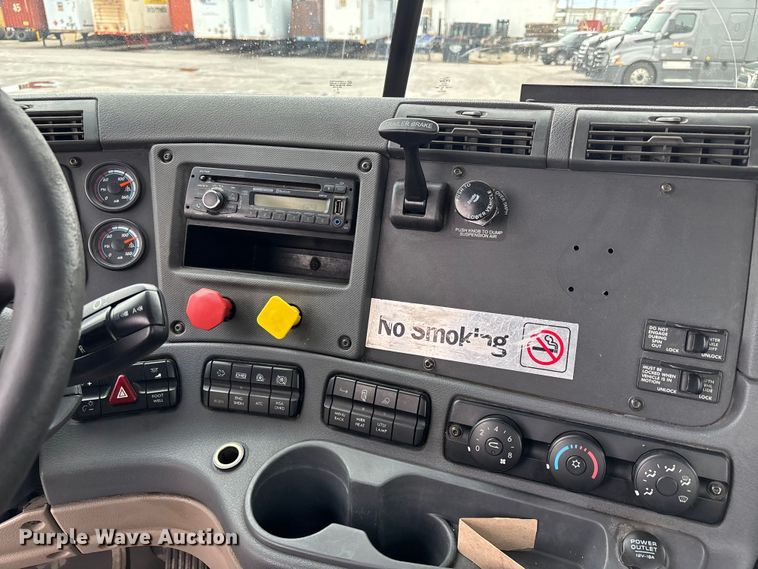 image for item FH7144 2017 Freightliner Cascadia semi truck