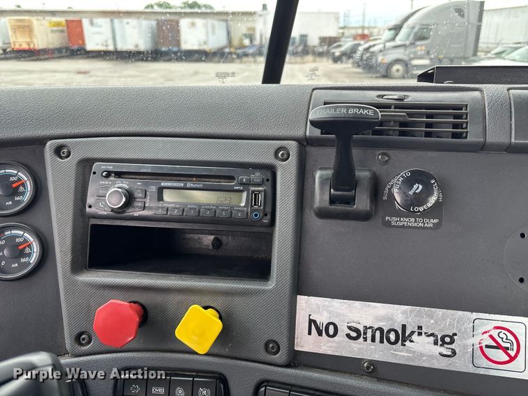 image for item FH7144 2017 Freightliner Cascadia semi truck