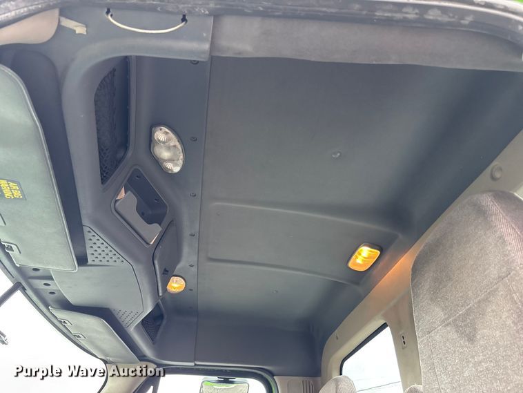 image for item FH7144 2017 Freightliner Cascadia semi truck