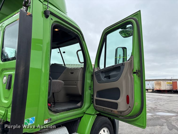image for item FH7144 2017 Freightliner Cascadia semi truck